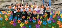 Student class photo with flowers Raising Money to End Alzheimer's